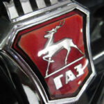 GAZ (Gorkovsky Avtomobilny Zavod) destaca en vehículos utilitarios y camiones ligeros, con la popular línea GAZelle usada en logística y transporte público. Aunque aparecen ocasionalmente en importaciones especiales, su enfoque en componentes locales y motores diésel limita su venta en EE. UU.