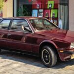 A finales de los años 70, Oldsmobile intentó innovar ofreciendo motores diésel en varios de sus modelos para enfrentar la crisis del combustible. El problema fue que los motores V6 y V8 desarrollados para 1978 presentaban graves defectos de ingeniería. El uso de componentes pensados para motores de gasolina provocaba fallos en las culatas y averías constantes, mientras que la ausencia de un separador de agua agravaba los problemas. El resultado fue devastador: la mala reputación de estos motores prácticamente eliminó los coches diésel estadounidenses durante décadas.