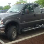 La Ford F-250 Super Duty es una de las pickups más icónicas de Ford Motor Company. Este modelo combina el confort de una camioneta moderna con la resistencia de un vehículo pensado para trabajos pesados. Muchos ejemplares superan con facilidad los 300.000 kilómetros gracias a motores robustos y transmisiones diseñadas para soportar remolques pesados, lo que explica por qué la serie F sigue siendo una de las más populares del mundo.