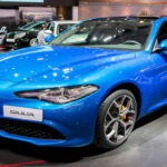 El Alfa Romeo Giulia es un sedán deportivo muy atractivo y dinámicamente brillante, pero el modelo de 2018 tuvo varios problemas de fiabilidad que dañaron su reputación. Algunos propietarios reportaron fallos en el indicador de combustible, fugas de líquido de frenos y problemas de sobrecalentamiento en los motores 2.0 litros. Aunque su conducción es emocionante, estos problemas técnicos pueden convertir la experiencia en algo frustrante.
