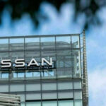 Las decisiones recientes del nuevo CEO, Iván Espinosa, muestran hasta qué punto la empresa intenta sobrevivir. Nissan canceló un proyecto de 1.100 millones de dólares para construir una planta de baterías para vehículos eléctricos en la isla de Kyushu. Al mismo tiempo, abrió conversaciones con Foxconn para fabricar vehículos eléctricos en su planta de Oppama. Esta estrategia refleja un cambio profundo: en lugar de desarrollar y producir todo internamente, Nissan podría pasar a depender cada vez más de socios externos para fabricar sus propios vehículos.