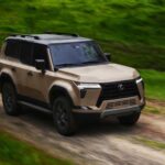 El Lexus GX combina la durabilidad de Toyota con acabados de lujo. Su motor V6 de 3.4 litros está sobredimensionado y trabajado para durar, lo que lo hace ideal para quienes planean conservar su SUV más de 15 años. Es la prueba de que un SUV puede ser elegante y fiable al mismo tiempo.