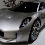 El Jaguar C-X75 fue presentado en 2010 para celebrar el 75° aniversario de Jaguar. Inicialmente pensado con turbinas de reacción como generadores, luego evolucionó hacia un sistema híbrido de alto rendimiento. A pesar de su espectacular aparición en la película Spectre, el proyecto fue cancelado por razones financieras.