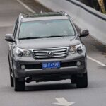 El Lexus GX combina refinamiento premium con la ingeniería robusta de Toyota. Construido sobre la base del Toyota Land Cruiser Prado, este SUV obtuvo una puntuación de fiabilidad de 9.0 sobre 10 según iSeeCars. Su resistencia mecánica y el servicio posventa de Lexus lo convierten en uno de los todoterreno de lujo más confiables del mercado, capaz de mantener su rendimiento durante años.