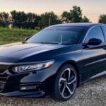 El Honda Accord comparte protagonismo con el Camry como uno de los sedanes más duraderos jamás fabricados. Los mecánicos lo recomiendan por su confiabilidad mecánica, motores resistentes y transmisiones bien diseñadas, lo que lo convierte en una opción ideal para quienes buscan un coche capaz de durar décadas. Su equilibrio entre confort, eficiencia y longevidad lo mantiene como una referencia en su segmento.