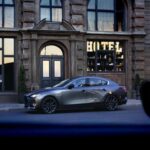 El Mazda3 Preferred 2026, disponible como sedán o hatchback, es uno de los compactos más elegantes del mercado actual. Con un precio inicial de 27.090 dólares, destaca por ofrecer una experiencia de conducción deportiva combinada con un interior sofisticado.

Esta versión incluye asientos delanteros calefactados, techo corredizo y materiales de alta calidad, elementos que refuerzan la reputación de Mazda como una marca que apuesta por el diseño y el placer de conducción incluso en modelos asequibles.