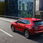 El Honda CR-V lleva décadas conquistando a quienes priorizan la funcionalidad por encima de las modas. En 2026 sigue siendo uno de los modelos más investigados porque ofrece exactamente lo que buscan las familias: espacio, eficiencia y fiabilidad.

Honda ha sabido modernizarlo sin perder su esencia, incorporando más tecnología, mejores materiales y una conducción más refinada. El volumen de búsquedas refleja un perfil de comprador muy concreto: familias que analizan cuidadosamente sus opciones antes de comprar, lo que encaja perfectamente con el carácter práctico del CR-V.