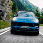 Lo que realmente diferencia al Macan frente a rivales como el BMW X3 o el Mercedes-Benz GLC es su comportamiento dinámico. La precisión de su dirección, el equilibrio del chasis y su tracción total con enfoque trasero lo convierten en una referencia absoluta. En el interior, además, combina lujo y ergonomía orientada al conductor, reforzando esa sensación de estar al mando de algo más que un simple SUV.