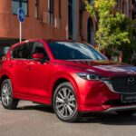 El Mazda CX-5 2025 destaca como una de las opciones más inteligentes del mercado. Con costes de mantenimiento por debajo de la media y excelentes puntuaciones en fiabilidad, este SUV ofrece una relación calidad-precio difícil de igualar. Su rendimiento constante y su buena reputación lo convierten en una alternativa directa y, en muchos casos, superior al RAV4.