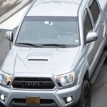 El Toyota Tacoma mantiene un 25,3% de probabilidad, 5,3 veces la media de la industria. Su sencillez mecánica, la transmisión automática de 5 velocidades y su chasis robusto permiten que las unidades de 2000 a 2014 alcancen más de 300.000 millas con mínimas reparaciones. Su equilibrio entre carga útil, economía de combustible y fiabilidad la hace una pickup de confianza tanto para flotas como para particulares.