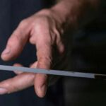 Revisar el aceite es un paso rápido pero revelador. Si el aceite está oscuro, espeso o huele a quemado, es señal de que no se han realizado cambios regularmente. Esta negligencia provoca desgaste acelerado de los componentes internos, y los problemas derivados suelen aparecer más tarde, generalmente con un alto coste de reparación.