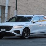 Genesis ha sorprendido con el GV70, un SUV de lujo que supera a muchos competidores alemanes en seguridad. Este modelo mantiene la distinción Top Safety Pick+ del IIHS y las cinco estrellas de la NHTSA, con tecnología avanzada de serie que normalmente cuesta miles de dólares adicionales en BMW o Audi. Con motores de hasta 375 CV y un equipamiento de protección completo, el GV70 ofrece lujo y seguridad a un precio competitivo desde 45.000 dólares.