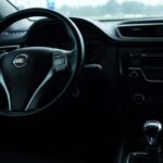 El Nissan Rogue de la generación 2023 destaca por su diseño fresco y elegante, así como por la calidad de sus acabados interiores. Los expertos resaltan su equilibrio entre estilo, confort y desempeño, con un paquete tecnológico que incluye asistentes de conducción avanzados y conectividad completa. En carretera, su comportamiento es sólido y predecible, lo que lo convierte en una opción atractiva para familias y conductores que valoran diseño y seguridad.