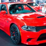 Los vehículos eléctricos de alto rendimiento suelen sacrificar eficiencia por potencia. Por ejemplo, el Charger Daytona Scat Pack ofrece 223 millas según EPA, aunque pruebas reales marcaron 255 millas. El Genesis Electrified GV70 2026 mejora su rango base de 236 a 263 millas, mientras que versiones con ruedas grandes se quedan en 243 millas. La regla es simple: más potencia o ruedas mayores significan menos autonomía.