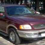El Ford Expedition de 1997 fue uno de los primeros SUV grandes de la marca, pero estuvo marcado por numerosos problemas. Fallos en la transmisión, errores eléctricos y un consumo elevado de combustible afectaron su reputación, convirtiéndolo en un vehículo costoso de mantener.