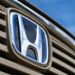 Honda sobresale por su economía de combustible, seguridad y ergonomía. El Passport 2026 y el Accord son los modelos más confiables, con precios de $28,395 a $53,850. Los costes de mantenimiento a 10 años rondan los $6,799, con un valor de reventa superior al promedio y una menor probabilidad de reparaciones graves, lo que convierte a Honda en una opción segura y asequible para toda la familia.