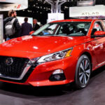 Un Altima de mediados de la década pasada combina precio accesible, estilo y rendimiento. Su motor 2.5L de 182 hp ofrece potencia suficiente para un sedán confiable y cómodo.