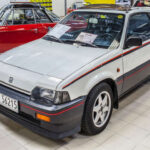 Para mantener el peso al mínimo, cerca del 40% de la carrocería estaba hecha de plástico.
Hoy parece normal, pero en los años 80 era algo bastante innovador y contribuyó directamente a su agilidad y eficiencia.