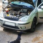 Si el coche presenta fugas de aceite, transmisión o refrigerante, es una señal de mantenimiento deficiente. Aunque algunas reparaciones sean posibles, representan un gasto adicional y pueden indicar problemas mayores. Un vehículo con fugas visibles debe generar desconfianza y reconsiderar la compra.