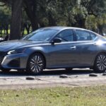 El Nissan Altima 2026 combina un precio moderado de entre $27,580 y $30,480 con una calificación de confiabilidad superior a la media. Aunque algunas pruebas de choque son mixtas, no ha tenido retiros del mercado y sus sistemas electrónicos y de motor muestran durabilidad constante. Su mantenimiento es apenas $267 superior al promedio, un coste aceptable considerando su fiabilidad general.