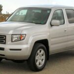 El Honda Ridgeline combina una construcción unibody con la fiabilidad de los pickups tradicionales. Desde 2006 en adelante, los propietarios han alcanzado altos kilometrajes sin problemas mecánicos significativos. Su interior cómodo, el maletero integrado en la caja y la compuerta de doble acción aportan versatilidad, manteniendo la durabilidad necesaria para un pickup confiable.