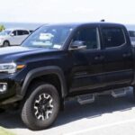 El Toyota Tacoma es generalmente sinónimo de fiabilidad, pero el modelo 2023 sorprendió negativamente. Propietarios denunciaron fallos en la transmisión, problemas eléctricos y desgaste prematuro de la suspensión, situando a este modelo en varias listas de las “peores pickups” a pesar de la sólida reputación de la marca.