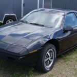 Prometía ser un deportivo accesible con motor central, pero las primeras versiones eran lentas y sufrían fallos graves, incluso incendios por problemas mecánicos.