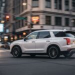 Mantiene un motor tricilíndrico turbo, pero con mejor entrega de par y una transmisión automática de doble embrague. Resultado: eficiencia sin sacrificar respuesta.