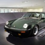El primer 911 turbo de la historia. Su carácter exigente y su producción relativamente limitada lo convirtieron en un objeto de culto. Hoy es sinónimo de potencia clásica y diseño agresivo.