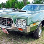 El Gran Torino Sport destaca por su diseño agresivo y su precio accesible, desde unos 10.450 dólares. Aunque su motor base no impresiona en cifras, su potencial de mejora lo convierte en un proyecto ideal para entusiastas que buscan rendimiento a medida.