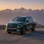 El Hyundai Santa Fe Hybrid se presenta como una opción más grande y espaciosa, ideal para quienes necesitan capacidad de carga y comodidad en viajes largos. Con un rendimiento suave en carreteras abiertas, se siente cómodo incluso en viajes familiares largos. Sin embargo, su tamaño puede hacer que se sienta menos ágil en calles estrechas o en maniobras de estacionamiento. A pesar de ser un excelente SUV híbrido, su adaptabilidad a entornos urbanos puede ser cuestionada. Si lo que buscas es espacio y comodidad, el Santa Fe puede ser la opción perfecta.