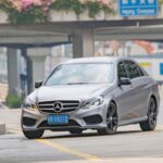 El Mercedes-Benz E-Class es conocido por su mezcla de lujo, tecnología y buen desempeño. Los modelos fabricados entre 2010 y 2016 han sido particularmente elogiados por su confiabilidad dentro de la gama de Mercedes-Benz.

Ofrece varias opciones de motor, desde eficientes diésel hasta potentes V6, además de un interior elegante que mantiene su atractivo con el paso del tiempo. Esto lo convierte en uno de los sedanes de lujo usados más populares.