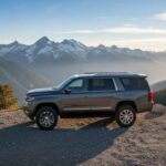 El diseño interior se centra en la comodidad y amplitud. Los pasajeros disfrutan de mayor espacio para piernas, asientos calefactables y ventilados, además de amplias áreas de carga. Estas características hacen que tanto los trayectos urbanos como los viajes largos sean más agradables, elevando la experiencia de conducción a un nivel premium.