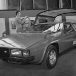 Antes del concepto de “crossover”, Toyota presentó el RV-2, una mezcla entre station wagon y campervan. Sus puertas traseras podían soportar una estructura de lona para dormir cuatro personas, anticipando ideas de vehículos recreativos que hoy son comunes en la industria.