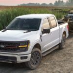 La camioneta más completa y confiable del mercado. La Ford F-150 2026 destaca por su BlueCruise, motores potentes y seguridad avanzada, incluyendo detección de bordes de carretera y asistencia de dirección evasiva. Con opciones que van desde el V6 turbo de 325 hp hasta el híbrido de 430 hp, Consumer Reports la nombra la pickup a batir gracias a su equilibrio entre rendimiento, tecnología y valor.