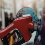 Con 285 millones de coches en las carreteras de EE. UU., se está acercando un umbral crucial. Se estima que cuando las ventas de vehículos eléctricos alcancen los 4 millones de unidades al año, los coches de gasolina comenzarán a declinar. Este cambio de tendencia ya está afectando la infraestructura y la planificación industrial, especialmente en estados como California, que alcanzó este punto en 2025. Se prevé que el resto del país siga la misma ruta hacia un futuro con menos autos de gasolina y más eléctricos.