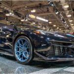 El Chevrolet Corvette ZR1 C7, presentado en 2019, llevó el Corvette a territorio de supercar. Su V8 sobrealimentado de 6.2 litros produce 755 hp y alcanza 212 mph. Con aerodinámica agresiva, frenos cerámicos y suspensión avanzada, ofrecía rendimiento brutal con un precio relativamente accesible para su nivel. Consolidó al Corvette como rival real de los superdeportivos europeos.