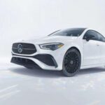 El Mercedes-Benz CLA es la puerta de entrada a la marca alemana, con diseño tipo coupé de cuatro puertas y equipamiento tecnológico completo. Aunque es el modelo más accesible del portfolio, los datos de transacciones muestran descuentos cercanos al 10%. Con precios entre USD 44.000 y USD 67.000, esas rebajas lo convierten en un premium relativamente accesible.