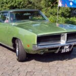 Muscle car puro: postura agresiva, V8 enorme y presencia dominante. El sonido del motor y la aceleración mantienen intacto el encanto de la era dorada americana.