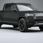 La Rivian R1T, pese a su propuesta tecnológica avanzada, acumula fallas en sistemas eléctricos y ajustes de software, impactando la confiabilidad general.