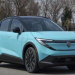 El Nissan Leaf sigue siendo uno de los eléctricos más accesibles, con autonomías que pueden superar las 250 millas según versión. Mantiene enfoque en precio razonable dentro del segmento EV.