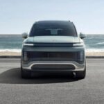 El Hyundai Ioniq 9 lidera el segmento de SUV eléctricos de tres filas gracias a su espacio y a una calidad de construcción notable. Aunque su precio es elevado, su capacidad de remolque, la amplitud interior y la experiencia de lujo lo posicionan como una opción atractiva para familias grandes que buscan confort y tecnología avanzada sin renunciar a la fiabilidad. La clave está en equilibrar coste inicial con la durabilidad a largo plazo. Hyundai Ioniq 9