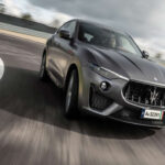 SUV con V8 biturbo de 3,8 litros, alcanzando los 100 km/h en 3,8 segundos. Sonido de escape potente y capacidad familiar, aunque con suspensión firme.