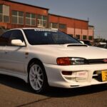 El Subaru Impreza es una opción destacada para conductores noveles que buscan seguridad adicional. Con tracción total, el Impreza proporciona una conducción más segura, especialmente en condiciones meteorológicas adversas como nieve o lluvia. El interior espacioso asegura comodidad durante los viajes largos, y su sistema de tracción total aumenta la confianza en la carretera. Este sedán básico, con un precio accesible, es una excelente elección para quienes buscan fiabilidad y seguridad.