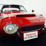 Tecnología de turbina y electricidad en un clásico. En 1977, Toyota presentó un Sports 800 híbrido con motor de turbina, que cargaba una batería conectada a un motor eléctrico. Aunque pesaba más y tenía menos potencia que el modelo original, este concept destacaba por su enfoque innovador hacia los híbridos y la eficiencia energética, dejando una huella importante en la evolución tecnológica de Toyota.