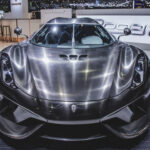 Este hypercar sueco combina un V8 biturbo con tres motores eléctricos para producir alrededor de 1.500 hp.

Su tecnología Koenigsegg Direct Drive elimina la caja de cambios tradicional, priorizando aceleración brutal.