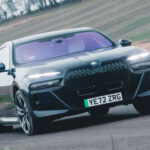 Sedán de lujo con confort excepcional. Autonomía de 387 millas (623 km) y recarga rápida a 80% en 34 minutos con cargador de 195 kW.