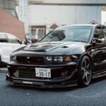 El Mitsubishi Outlander ha mejorado con actualizaciones recientes, pero su motor sigue siendo ruidoso y el sistema de infoentretenimiento resulta poco intuitivo. Las calificaciones de seguridad son correctas, pero no sobresalientes, y la experiencia general al volante se percibe menos satisfactoria que la de otros SUV medianos, limitando su atractivo a largo plazo.