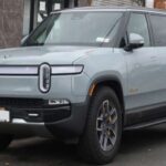 Rivian enfrenta problemas mecánicos que afectan directamente a la confianza de los usuarios. Un propietario del R1S reportó daños en el acoplamiento interno del motor y la ruptura de una línea de refrigeración que inundó la batería. Aunque Rivian reemplazó la unidad de transmisión y la batería bajo garantía, quienes superen los plazos de cobertura enfrentan un riesgo financiero importante, demostrando que la innovación tecnológica también puede traer vulnerabilidades significativas.