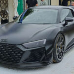 Desde su debut en 2006, el R8 sigue siendo un ícono. Su motor V10 central y tracción quattro ofrecen un equilibrio perfecto entre lujo y performance.